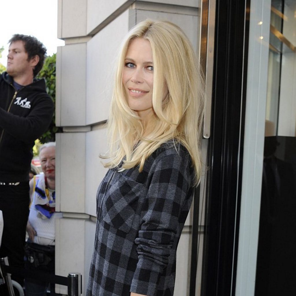 Claudia Schiffer in Berlin. Claudia Schiffer stellt ihre erste eigene Modekollektion in 'The Corner' am Gendarmenmarkt vor. Die Kollektion entstand in Zusammenarbeit mit der deutschen Modedesignerin Iris von Arnim (66), die sich durch luxuri se Kaschmir-Kleidung einen Namen gemacht hat. Berlin 14.07.2011 Claudia Schiffer in Berlin. Claudia Schiffer stellt ihre erste eigene Modekollektion in 'The Corner' am Gendarmenmarkt vor. Die Kollektion entstand in Zusammenarbeit mit der deutschen Modedesignerin Iris von Arnim (66), die sich durch luxuri se Kaschmir-Kleidung einen Namen gemacht hat. Berlin 14.07.2011